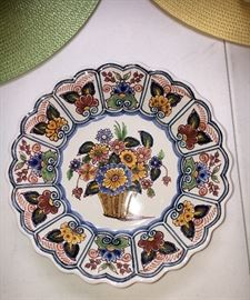 VINTAGE HOLLAND DELFT MAKKUM POLYCHROME HAND PAINTED WALL PLATE FLOWERS
