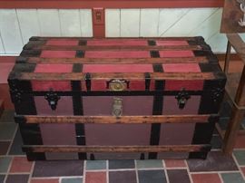 Big huge trunk. In wonderful  condition. 