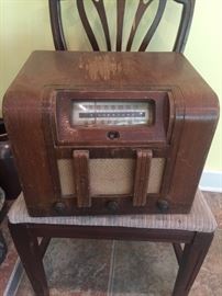 Antique Silvertone tabletop radio. 
