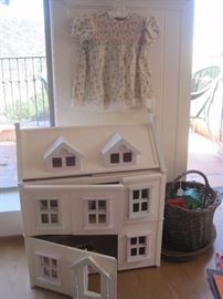 WOOD DOLL HOUSE