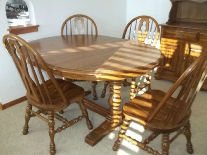 Cochrane dining table and chairs, excellent condition!