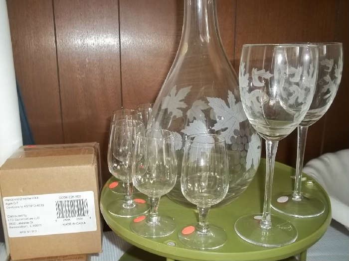 wine decanter and wine glasses