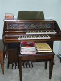 Lowrey organ in working condition