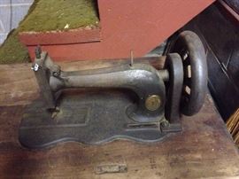 Singer Fiddle Head Sewing machine with table