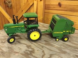 JOHN DEERE COLLECTIBLES