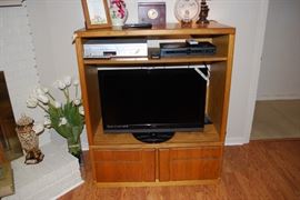 VIZIO MODEL E320VP w/ (2) HDMI PORTS, (1) USB PORT. ALSO SHOWN IS A PHILLIPS VHS/DVD PLAYER/RECORDER MODEL DVP3345V 