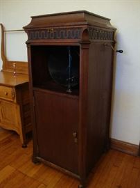 1903 Model C Edison Disc Phonograph. WORKING Victrola  Very nice Machine with Records, Instruction Book, Record List Book, Key And Record Cleaner. Screen on front accidently got moved.  Can be shipped to buyer