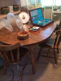 oval kitchen table w/1 leaf & 4 chairs