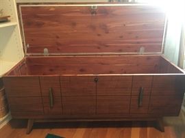 Lane cedar lined blanket chest