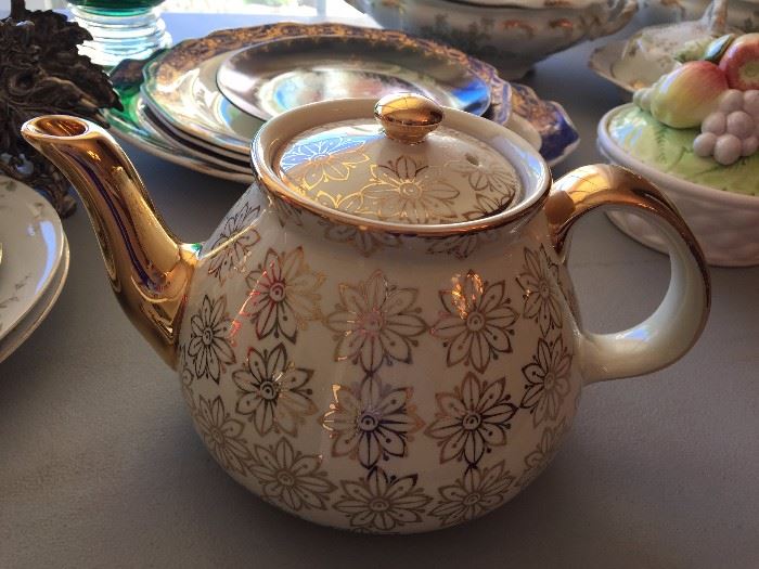 Hull Tea Pot - Gold Daisy 