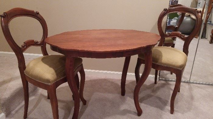 Queen Anne table and chairs