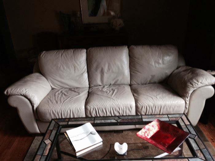 Thomasville Bellesera leather sofa Valued at $900. new. $300. OBO