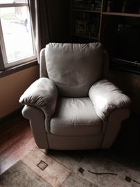 Thomasville Bellesera leather easy chair, barely used. Valued at $400. new. $175. OBO