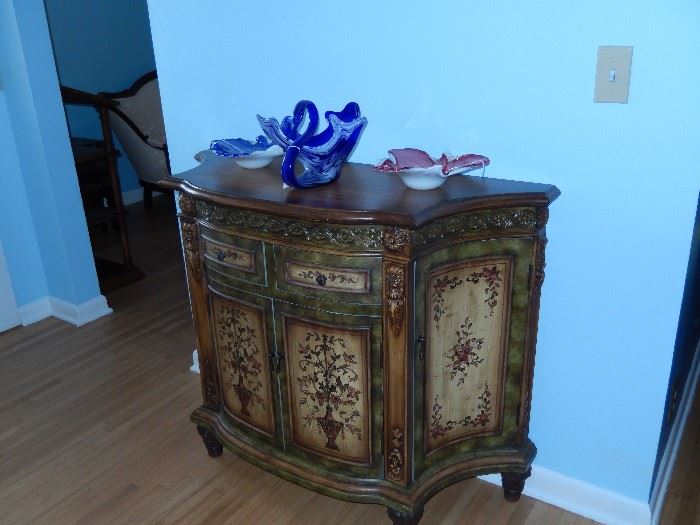 BEAUTIFUL PAINTED COMMODE WITH THREE PIECES OF MURANO