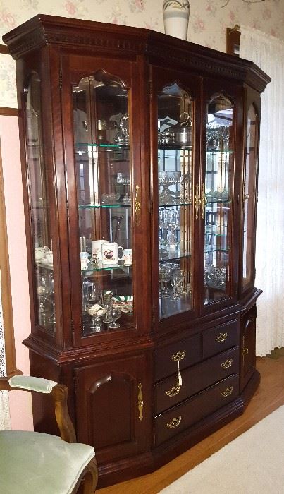 Thomasville China Cabinet in Excellent Condition