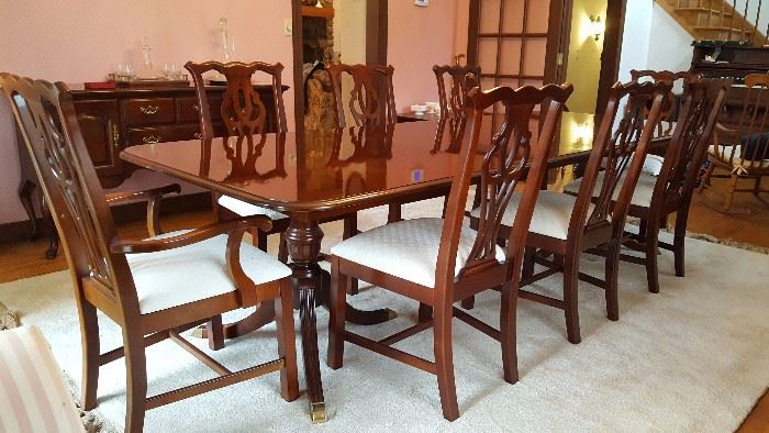 Thomasville Dining Table and Set of 8 Thomasville Dining Chairs in Excellent Condition