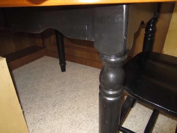 DETAIL OF TABLE LEGS