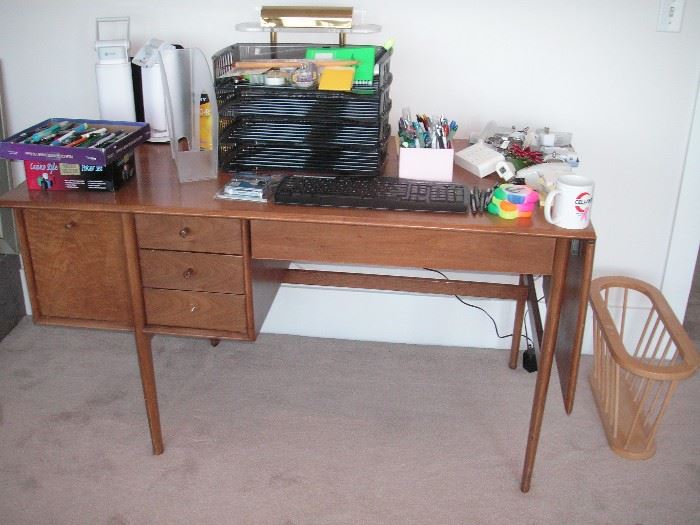 MCM 1950s Drexel Parallel expandable writing desk.   Designed by Barney Flagg