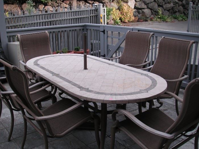 Nice outdoor table/6 chairs/umbrella