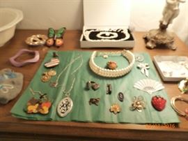A SMALL SELECTION OF COSTUME JEWELRY