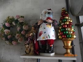 MOVING CHRISTMAS FIGURINES