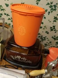 Tupperware, many more pieces