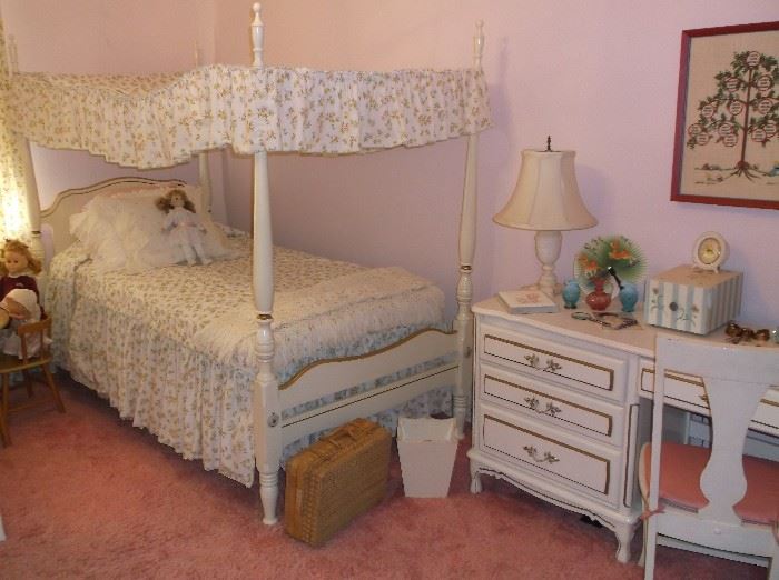 Twin canopy bed
