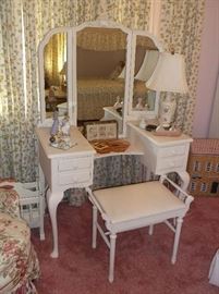 White paint vanity dresser w/three way mirror and vanity bench