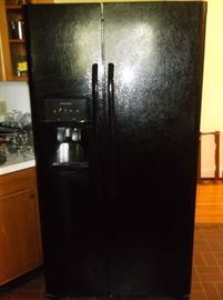Side-by-side refrigerator/freezer