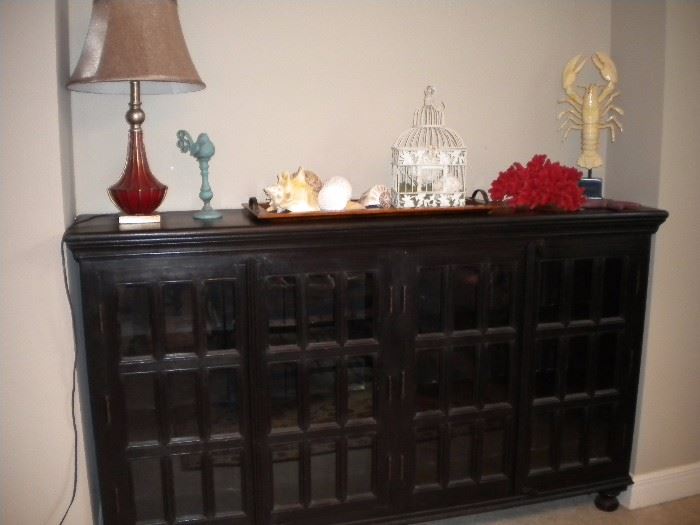 Buffet/black with glass panes