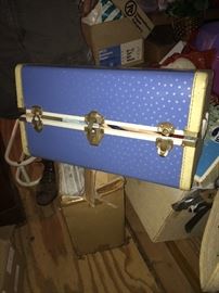 Great doll trunk that is full