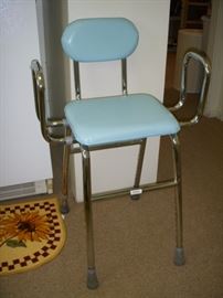 Adjustable height stool/chair