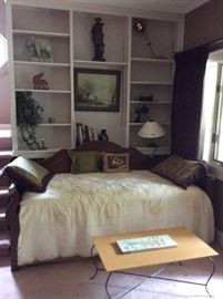 Beautiful trundle bed - Mahogany!