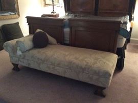 Wonderful chaise - beautiful damask fabric - in great condition