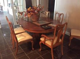 Gorgeous Dining Oak Table with Leaf and 8 chairs