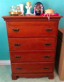 Vintage Chest of Drawers (Classic & Simple!)