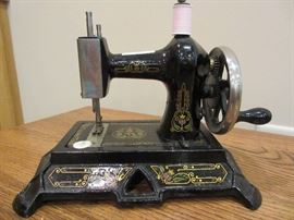 vintage sewing machines / large collection