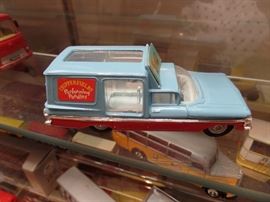 chipperfields performing poodles truck / blue
