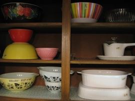 Vintage pyrex bowls.