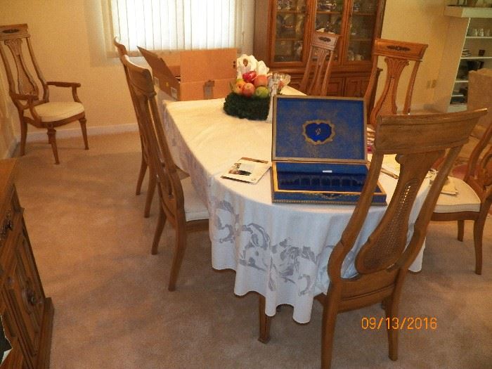THOMASVILLE TABLE AND 8 CHAIRS