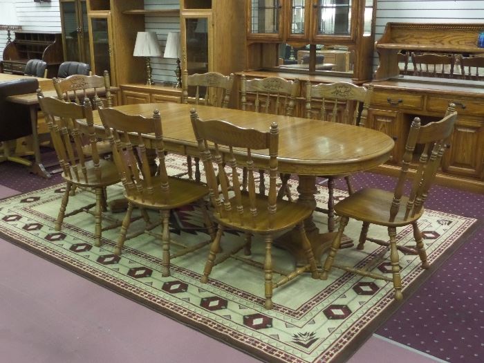 oak table & 8 chairs 3 leaves (Keller) - all wood top - very nice 