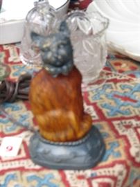 Decorative feline lamp.