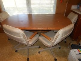 Dining table & 4 caster chairs