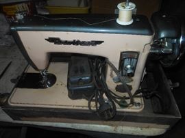 Vintage "pink" Brother sewing machine/unknown condition