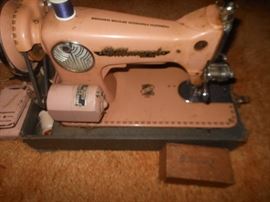 Very vintage pink sewing machine//unknown condition