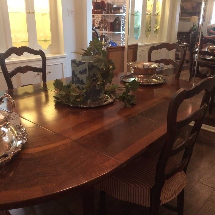 Lovely dining table with 4 of the 6 chairs