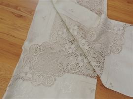 detail of the lace table-cloth...pictures don't do this justice !