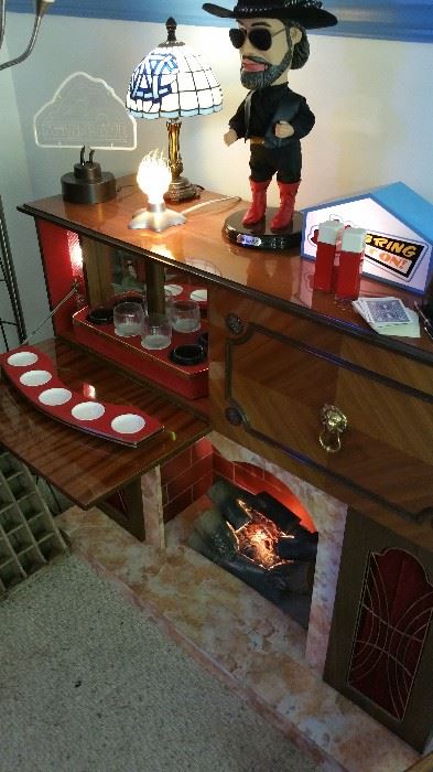 Bar with stereo, turntable and electric fireplace. The stereo and turntable are behind the door to the right like the bar.
