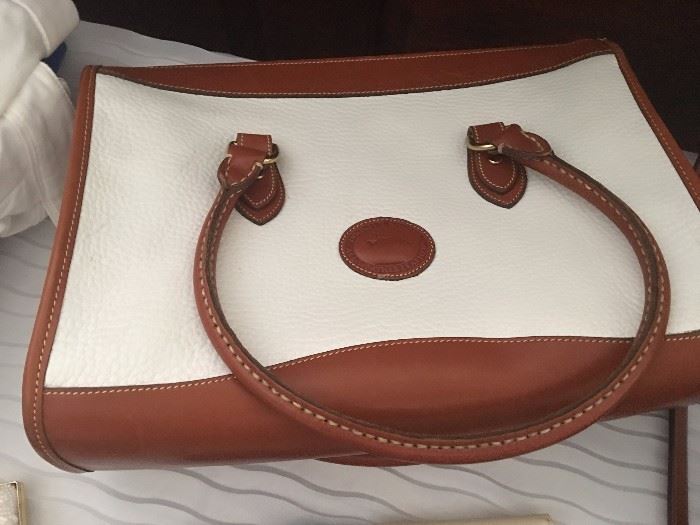Another Dooney & Bourke bag. Super condition and quality.