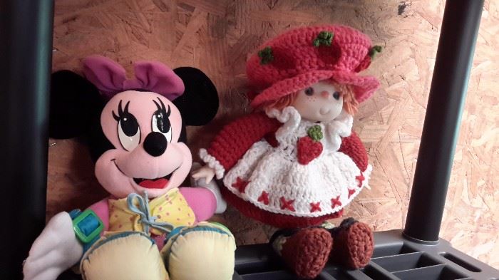 Minni Mouse is hanging out with Strawberry Shortcake!